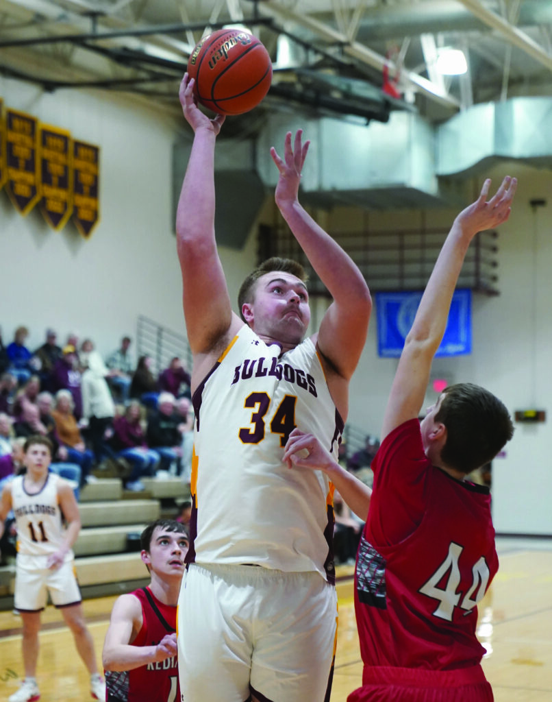 MIKE CARROLL/PLAINSMAN
De Smet’s Grant Wilkinson puts up a shot against Estelline/Hendricks Larkin Schultz during their game Tuesday in De Smet. The Bulldogs emerged with a 78-42 victory.