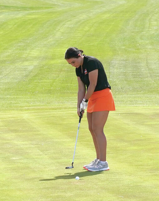 MIKE CARROLL/PLAINSMAN Hurons Oliva Purintun putts during the Huron Quadrangular on Tuesday at Broadland Creek Golf Course.