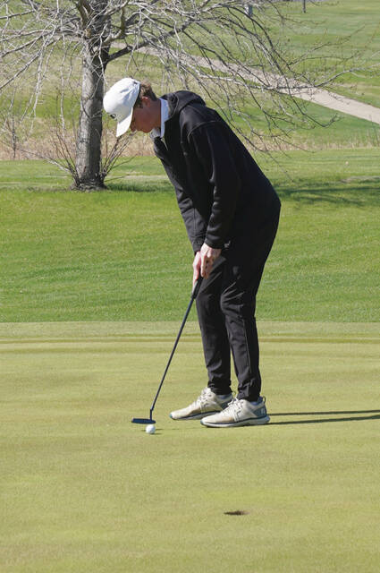 Mike Carroll/Plainsman Sam Baruth of Sanborn Central/Woonsocket putts