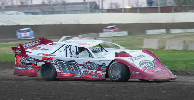MIKE CARROLL/PLAINSMAN Cole Searing of Huron holdes the lead during a WISSOTA late model heat race on Saturday at DSFS.
