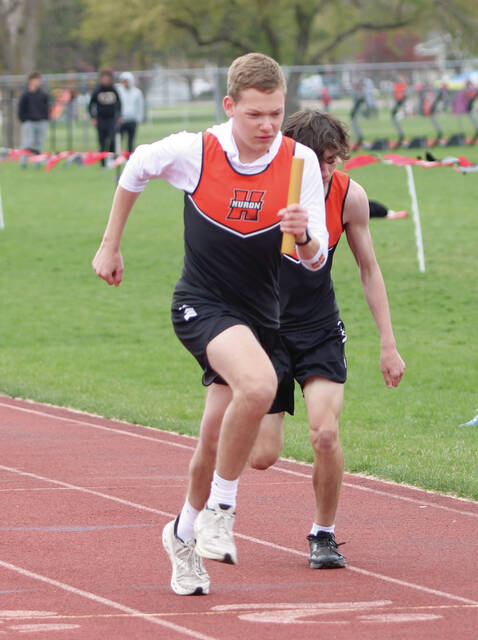 Hurons Kole Steinhoff takes the baton from teammate James Weir.
Shaun Sarvis/Plainsman