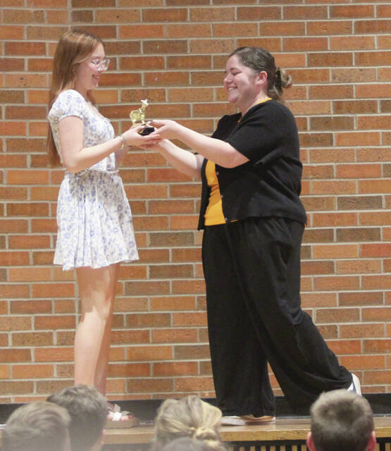 Huron High School hands out vocal music awards
